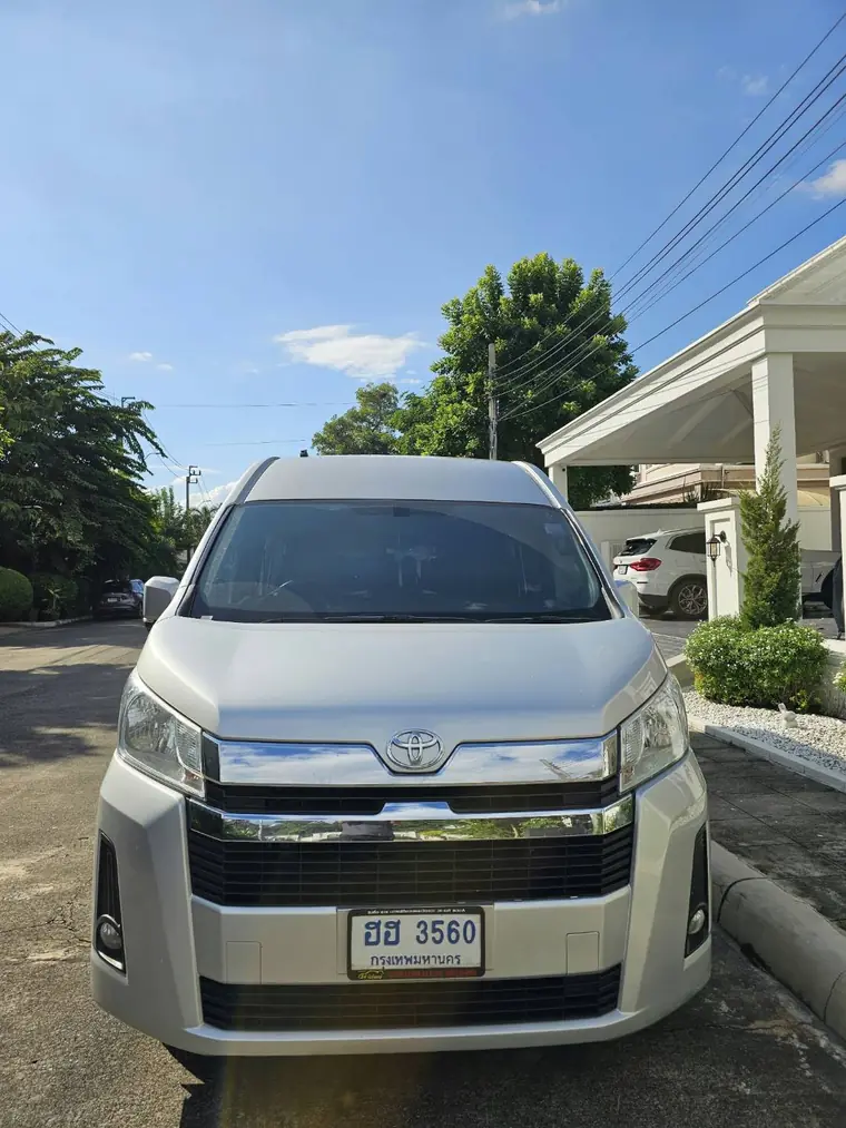 Toyota Commuter van with professional driver by OneDD Tour