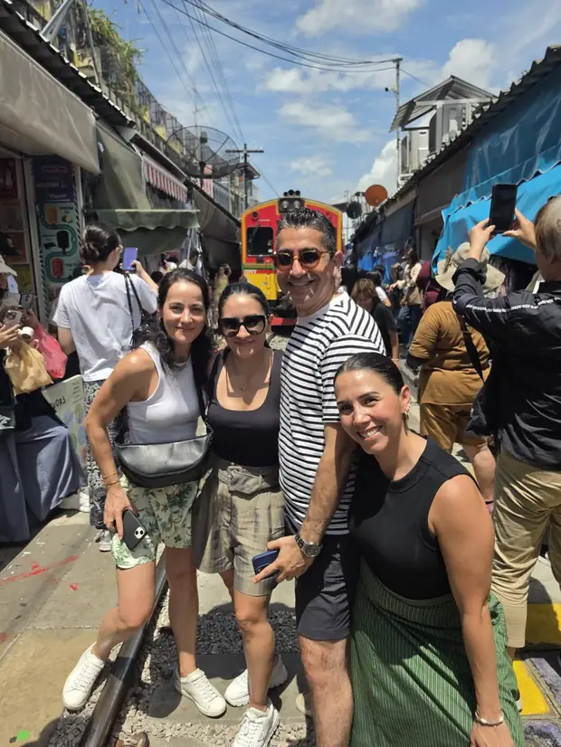 Guests at the Maeklong railway market — a trip with OneDD Tour
