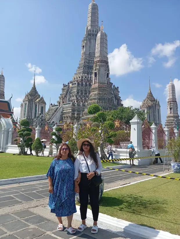 Guests photographing Wat Arun — a trip with OneDD Tour