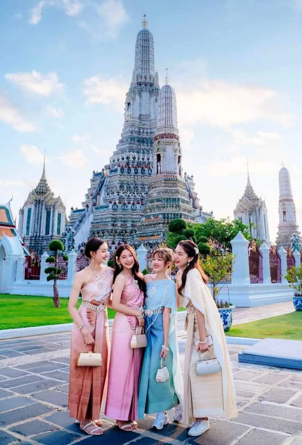 Traditional Thai costume and photo experience at Wat Arun with OneDD Tour