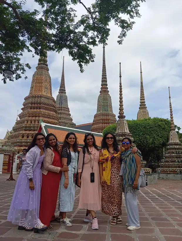 Thai costume photos at Wat Pho — a trip with OneDD Tour
